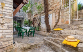 Beautiful Home In Bale With Kitchen